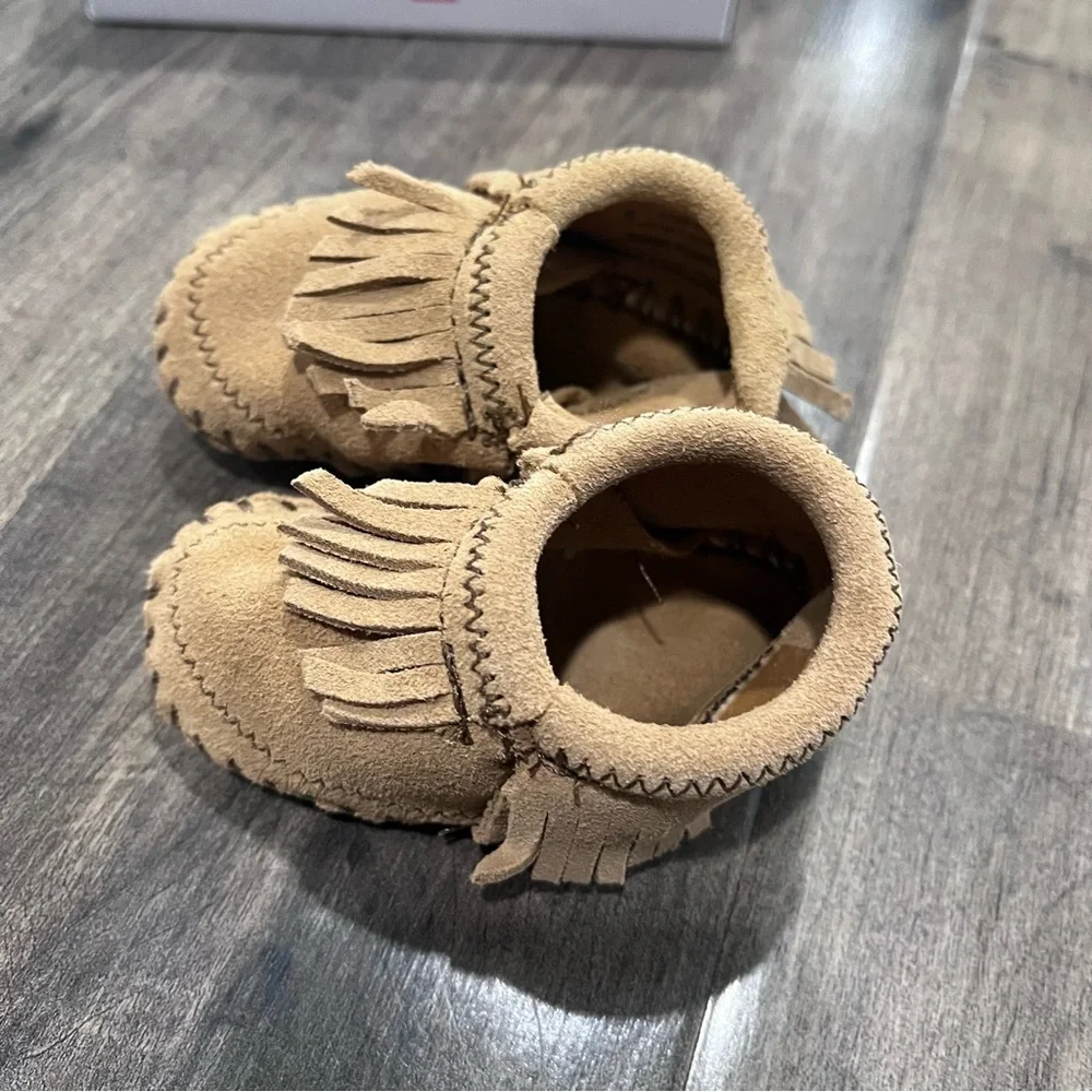 MINNETONKA Riley Bootie 1167 Tan fringed moccasins , size 0 , NIB New